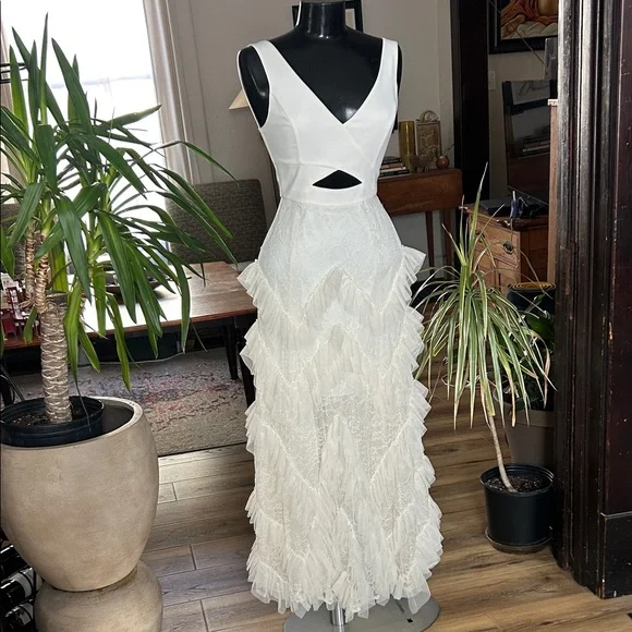 BCBG MAXAZRIA, sz 0, Ivory bridal/resort style of crêpe, lace and tulle. NWOT. - Picture 1 of 8